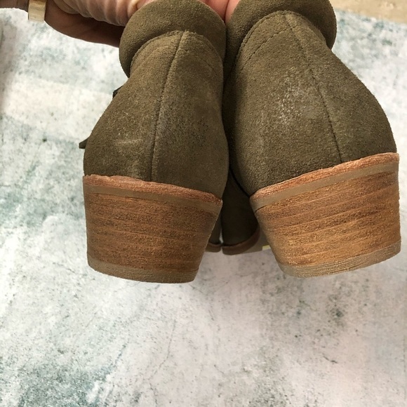 STEVE MADDEN • Tobii Suede Ankle Zip Booties - Picture 4 of 7